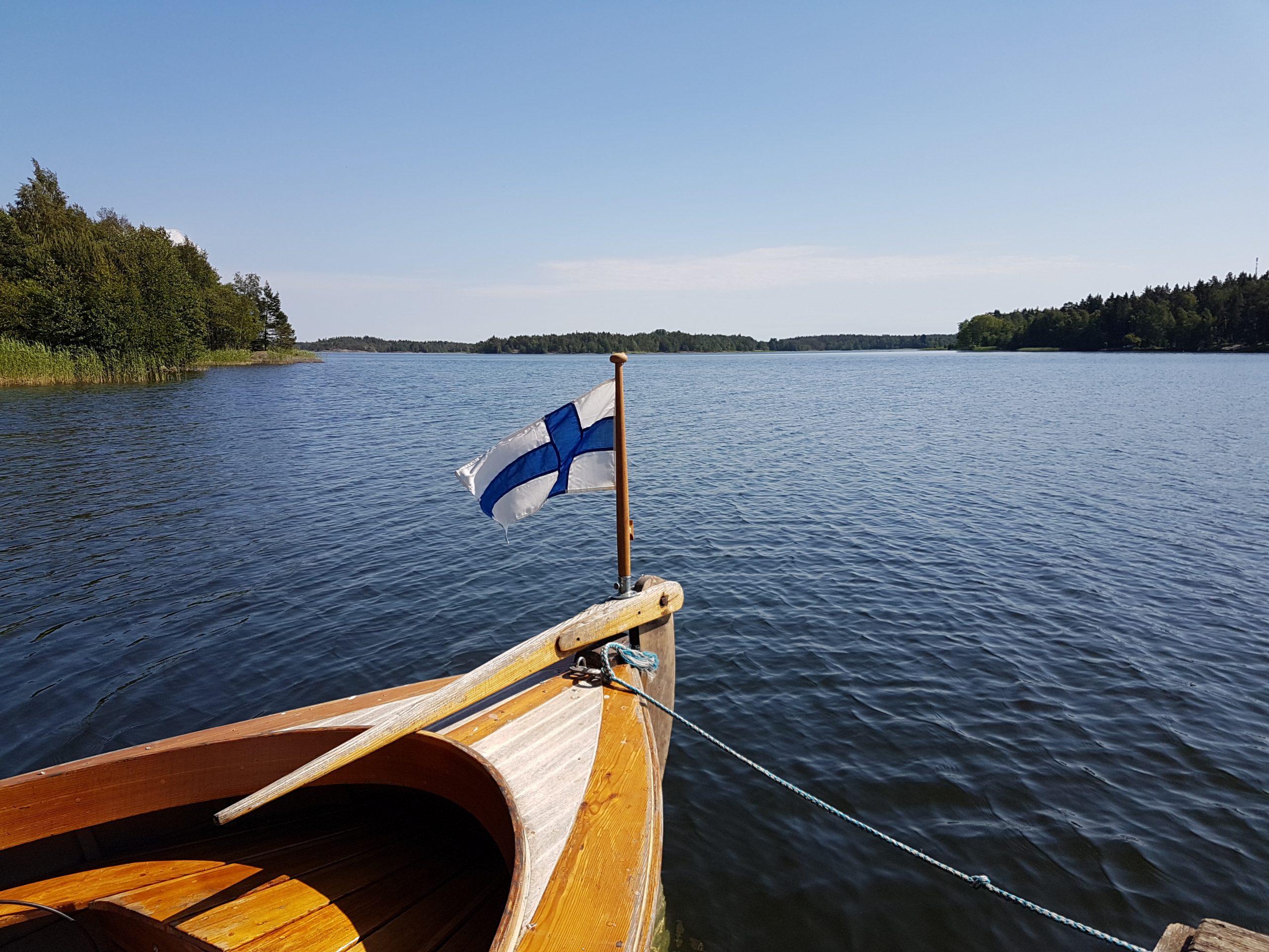 Suomen lippu puuveneessä