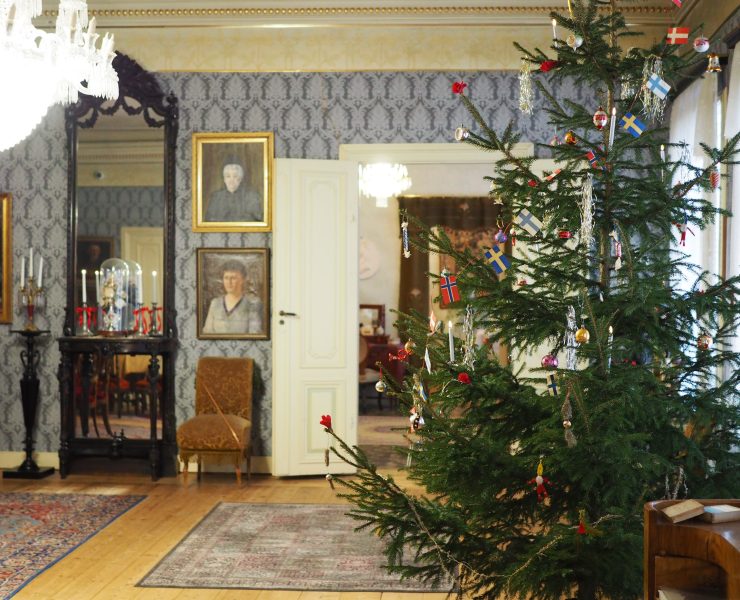 Wahlbergin museotalon joulukuusi koristeltuna salissa.