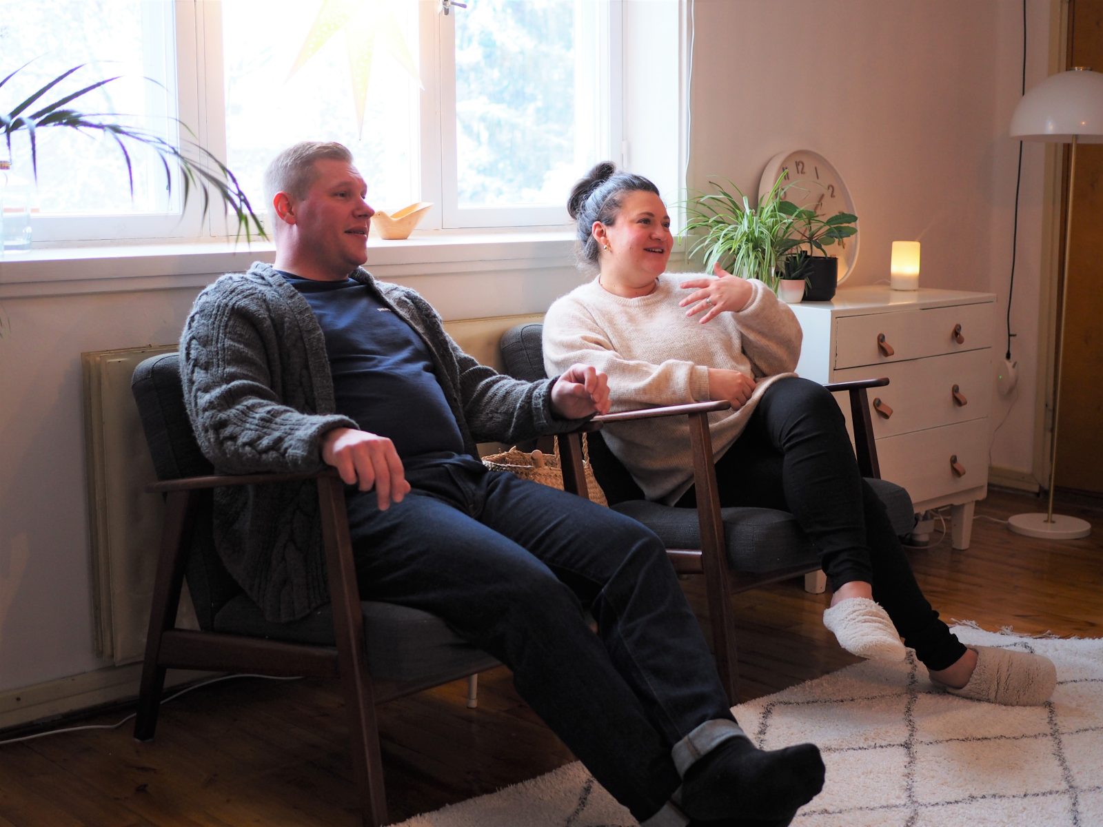 Pariskunta Kristiina Kari ja Petteri Nieminen istuvat nojatuoleissaan.