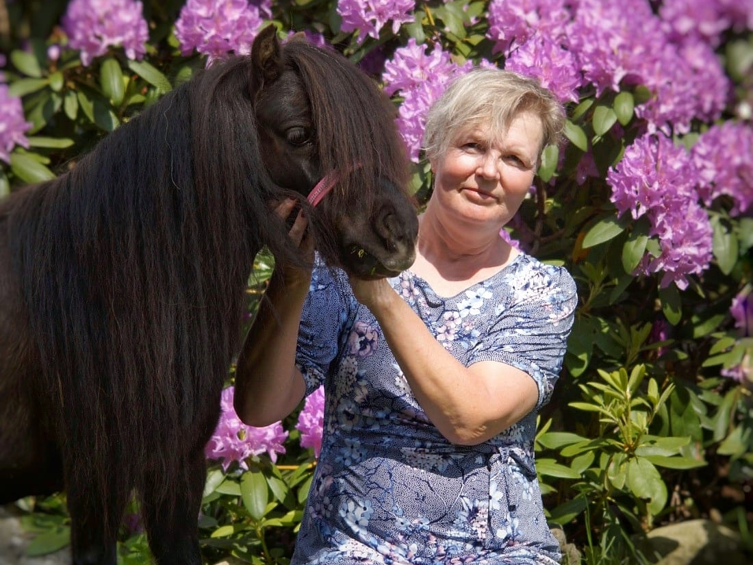 Johanna Pohjola ja tumma hevonen.