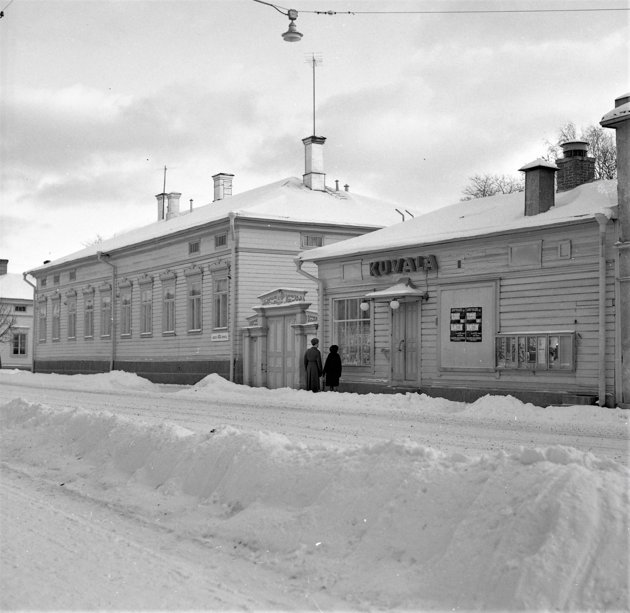 Mustavalkoinen kuva Kuvalasta talvella.