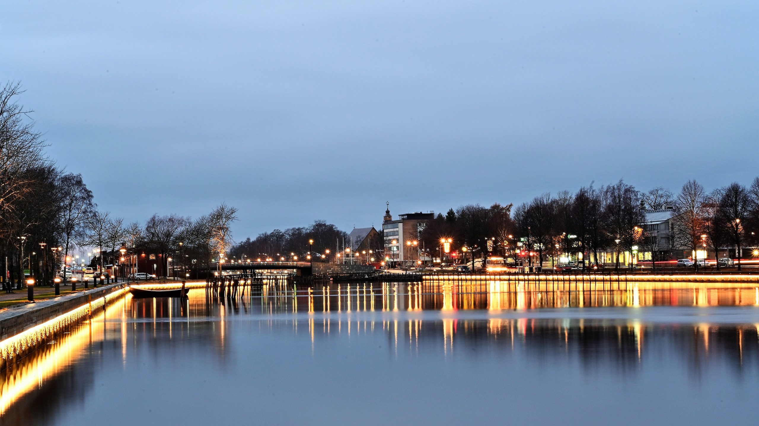 Kaupunginlahden rannan iltavalaistus.